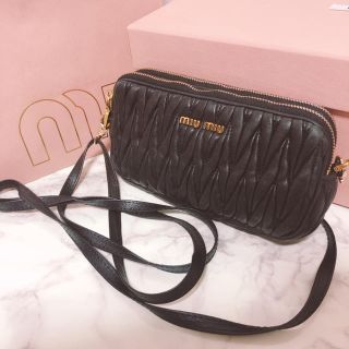 ミュウミュウ(miumiu)のmiumiu マトラッセ ポシェット ショルダーバッグ(ショルダーバッグ)