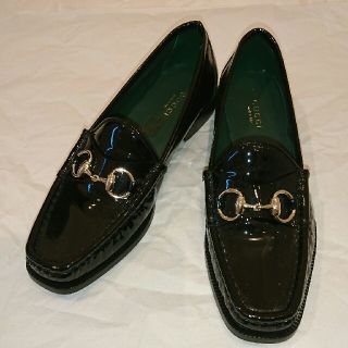 グッチ(Gucci)のGUCCI黒エナメル ビット(ローファー/革靴)