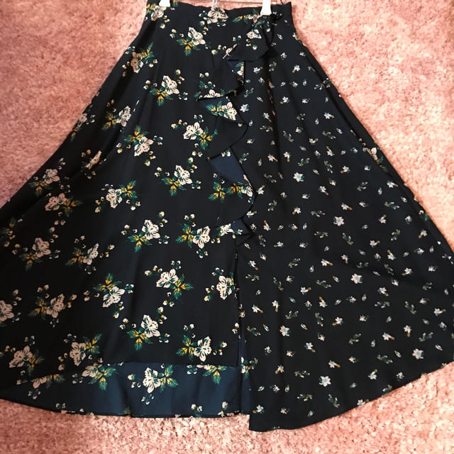 GU(ジーユー)のka87様専用  GUロングスカート 花柄紺色 レディースのスカート(ロングスカート)の商品写真