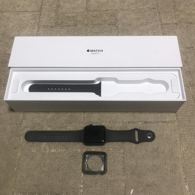 Apple(アップル)のapple watch series3 42mm セルラーモデル おまけ付 スマホ/家電/カメラのスマートフォン/携帯電話(その他)の商品写真