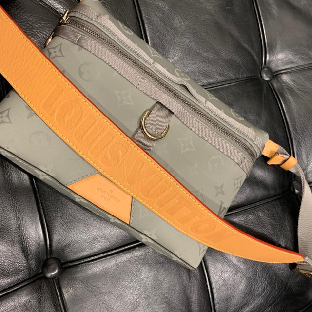 LOUIS VUITTON(ルイヴィトン)のLouis Vuitton メッセンジャー バッグ PM チタニウム メンズのバッグ(メッセンジャーバッグ)の商品写真