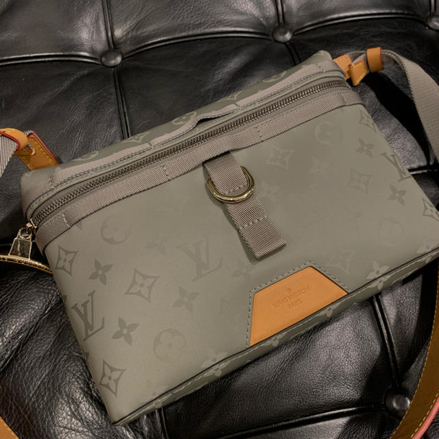 LOUIS VUITTON(ルイヴィトン)のLouis Vuitton メッセンジャー バッグ PM チタニウム メンズのバッグ(メッセンジャーバッグ)の商品写真