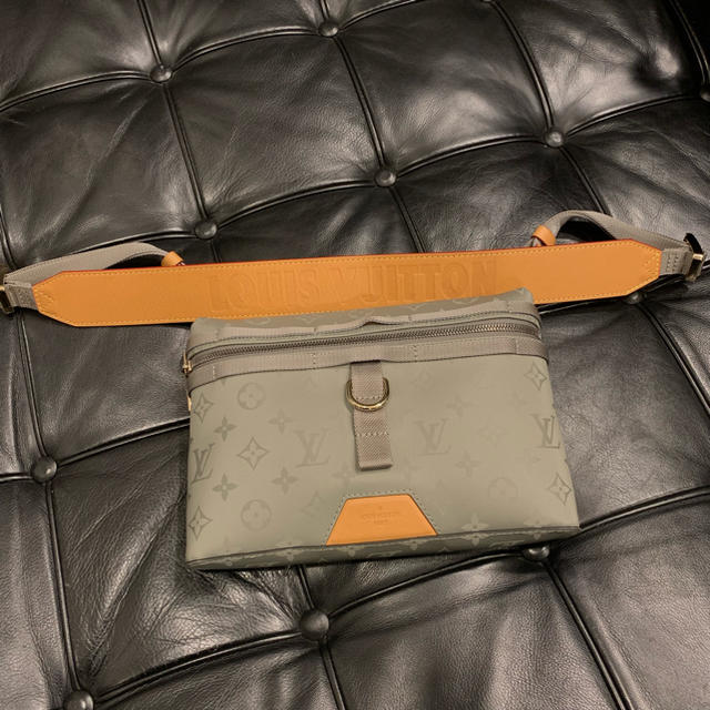 LOUIS VUITTON(ルイヴィトン)のLouis Vuitton メッセンジャー バッグ PM チタニウム メンズのバッグ(メッセンジャーバッグ)の商品写真