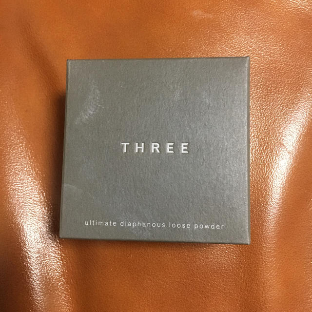 THREE ノベルティ ルースパウダー