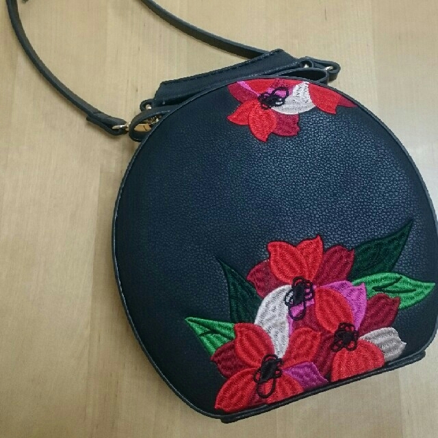 ZARA(ザラ)のZARA 花柄刺繍バッグ ブラック レディースのバッグ(ショルダーバッグ)の商品写真