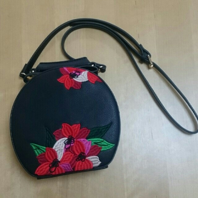 ZARA(ザラ)のZARA 花柄刺繍バッグ ブラック レディースのバッグ(ショルダーバッグ)の商品写真