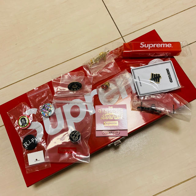 supreme ピンバッチ バッチ 缶バッチ ノベルティー Tシャツ tee