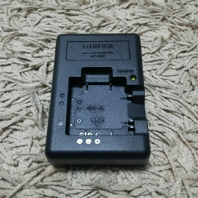 富士フイルム(フジフイルム)のフジフィルム デジカメ FinePix 充電器  BC-45W スマホ/家電/カメラのカメラ(コンパクトデジタルカメラ)の商品写真