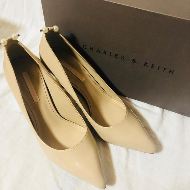 Charles and Keith(チャールズアンドキース)のCHARLES & KEITH  パンプス  ベージュ  39 レディースの靴/シューズ(ハイヒール/パンプス)の商品写真