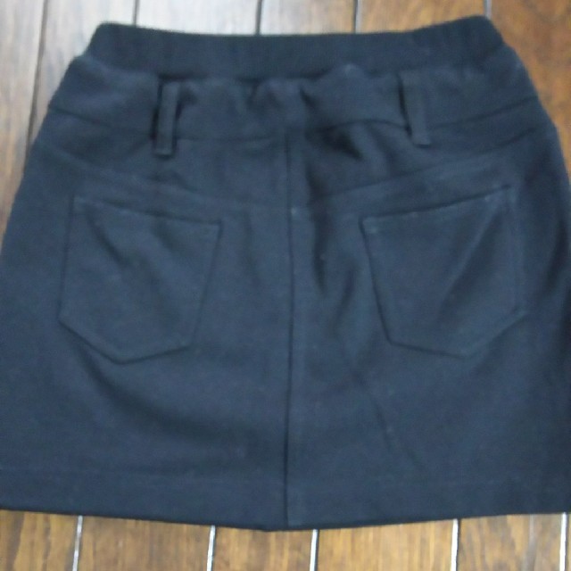 GU(ジーユー)のストレッチ黒スカート130 スパッツ140 キッズ/ベビー/マタニティのキッズ服女の子用(90cm~)(スカート)の商品写真