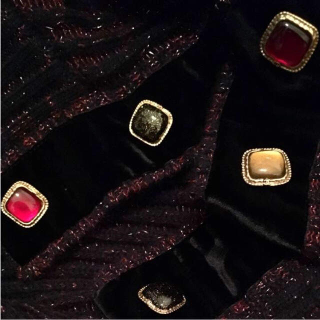 国産品 CHANEL - ♡ ニットカーディガン ラメ 宝石ボタン シャネル 激 国産品 CHANEL - ♡ ニットカーディガン ラメ 宝石ボタン シャネル 激