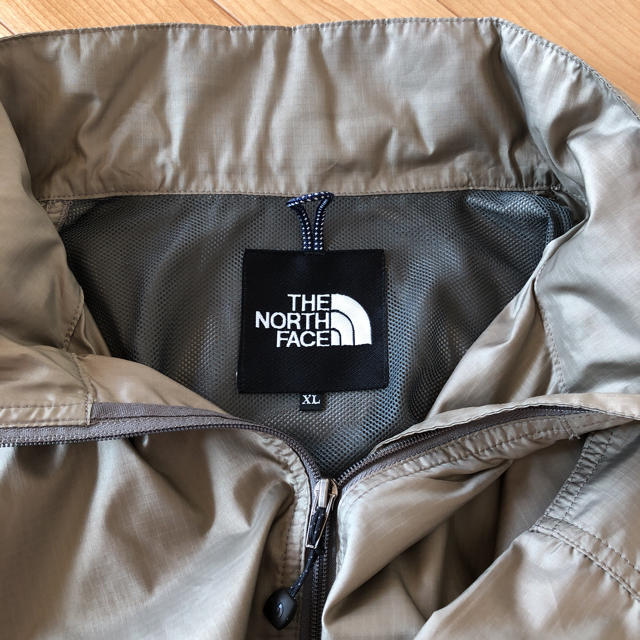 THE NORTH FACE(ザノースフェイス)のノースフェイス メンズウィンドブレーカー ベージュ メンズのジャケット/アウター(ナイロンジャケット)の商品写真