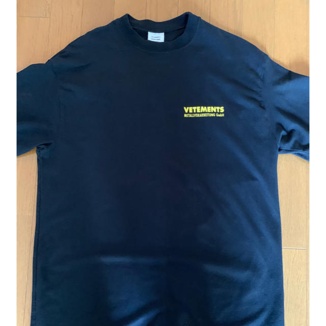 Balenciaga(バレンシアガ)のVETEMENTS ロゴ T-シャツ ブラック M メンズのトップス(Tシャツ/カットソー(半袖/袖なし))の商品写真