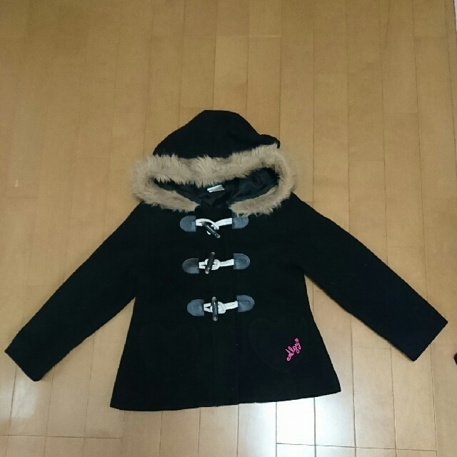 F.O.KIDS(エフオーキッズ)のalgy 120 黒　ﾀﾞｯﾌﾙｺｰﾄ　ﾘﾎﾞﾝ　ﾊｰﾄ　女の子 キッズ/ベビー/マタニティのキッズ服女の子用(90cm~)(コート)の商品写真