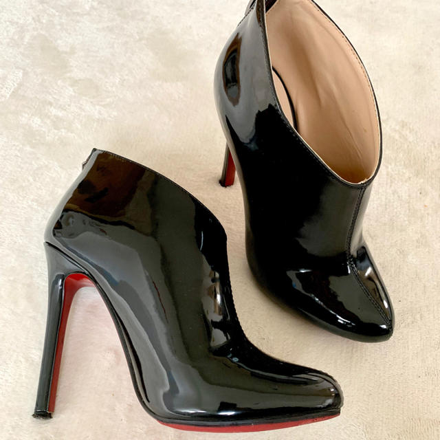 Christian Louboutin(クリスチャンルブタン)のパテント ブラック ブーツ ブーティ 23㎝  レディースの靴/シューズ(ブーティ)の商品写真