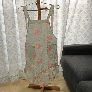 ローラアシュレイ(LAURA ASHLEY)のエプロン ローラアシュレイ 花柄 フリフリ♫ ピンク ブルー (収納/キッチン雑貨)