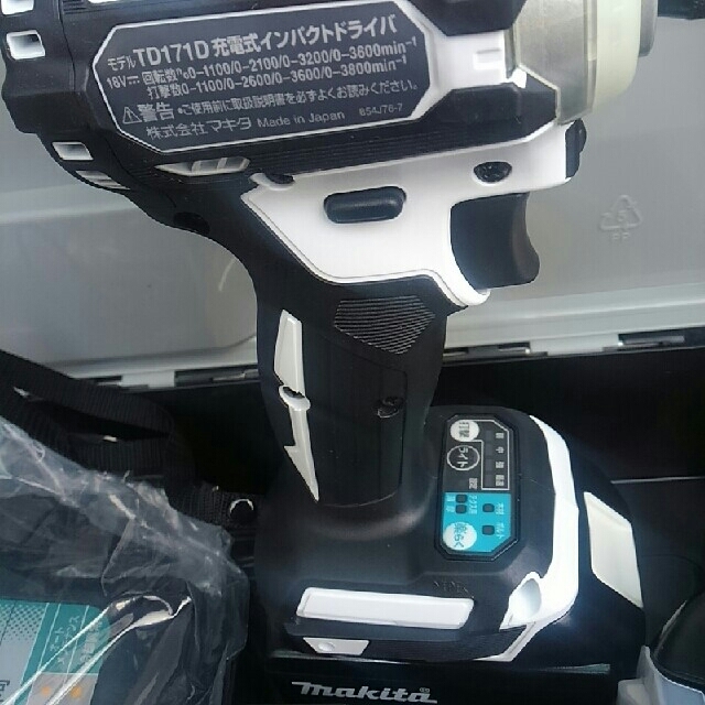 Makita(マキタ)の新品makita マキタ　TD171DRGX 白　インパクトドライバーフルセット インテリア/住まい/日用品のインテリア/住まい/日用品 その他(その他)の商品写真