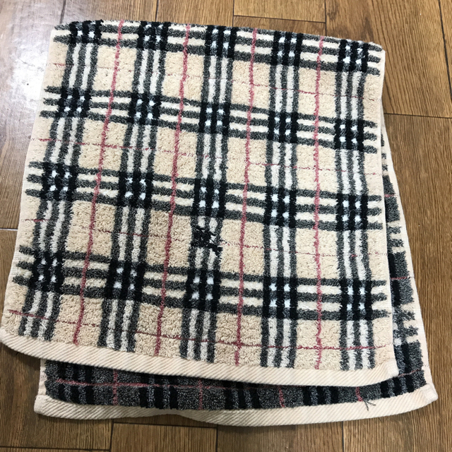 BURBERRY(バーバリー)のバーバリー Burberry バスタオルとフェイスタオル4枚 インテリア/住まい/日用品の日用品/生活雑貨/旅行(タオル/バス用品)の商品写真