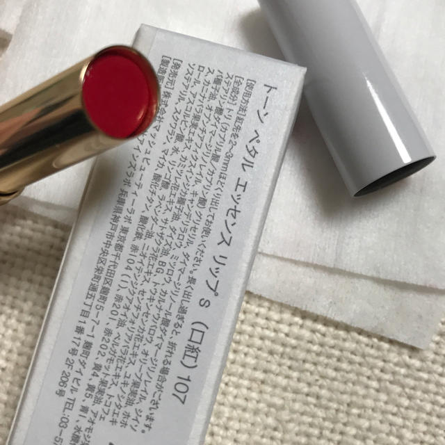 Cosme Kitchen(コスメキッチン)のto/one トーン ペタルエッセンスリップ 107 チェリーレッド コスメ/美容のベースメイク/化粧品(口紅)の商品写真