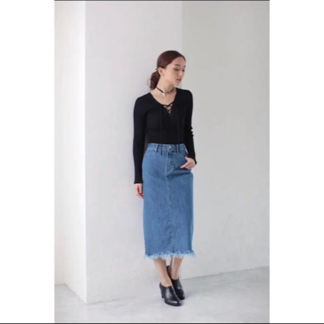 AZUL by moussy(アズールバイマウジー)のAZUL BY MOUSSY 裾フリンジデニムスカートM レディースのスカート(ひざ丈スカート)の商品写真