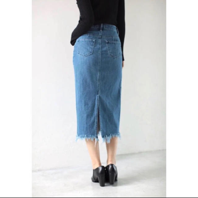 AZUL by moussy(アズールバイマウジー)のAZUL BY MOUSSY 裾フリンジデニムスカートM レディースのスカート(ひざ丈スカート)の商品写真