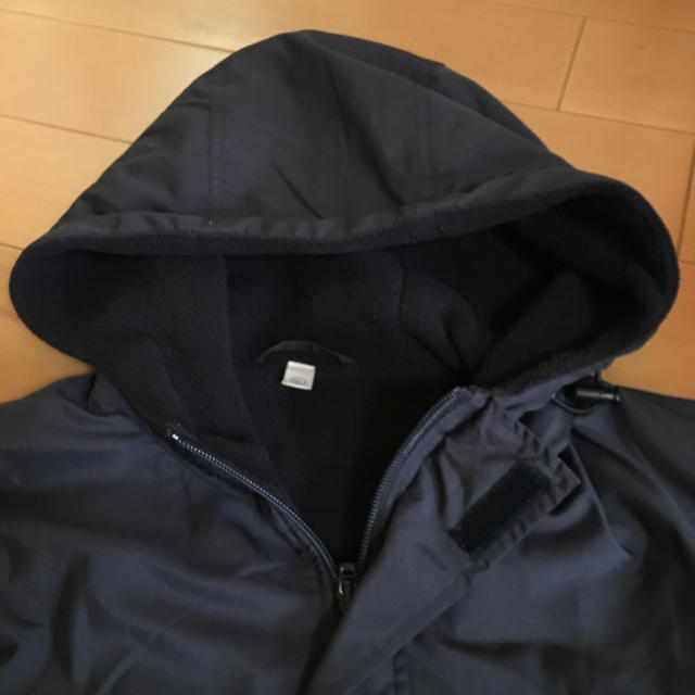 UNIQLO(ユニクロ)のユニクロ  メンズ  ポリエステルジャンパーフード付き 黒  お値下げ メンズのジャケット/アウター(ナイロンジャケット)の商品写真
