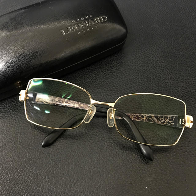 LEONARD(レオナール)のLEONARD レオナール メガネ レディース ゴールド ブラック レディースのファッション小物(サングラス/メガネ)の商品写真