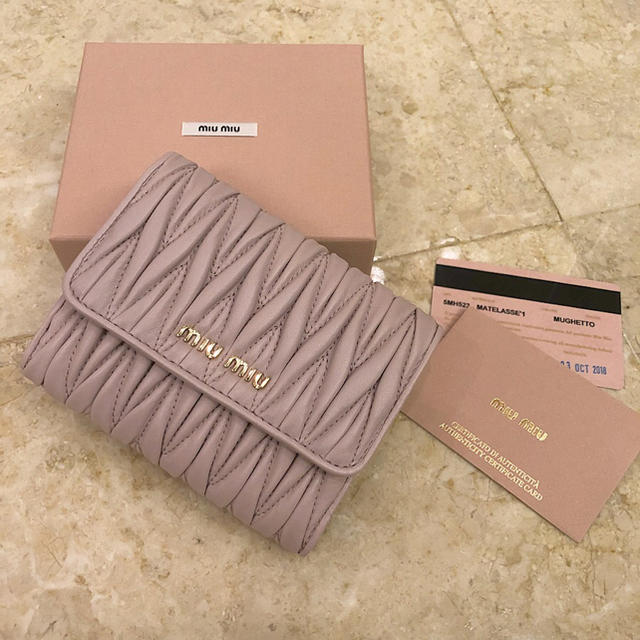 【在庫僅少】 miumiu - 新品♡miumiuマトラッセ二つ折り財布 財布