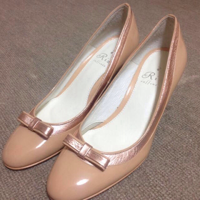 ピンクのリボン付きシューズ レディースの靴/シューズ(ハイヒール/パンプス)の商品写真