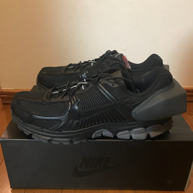 NIKE(ナイキ)のNIKE X ACW ZOOM VOMERO 5 BLACK 29cm メンズの靴/シューズ(スニーカー)の商品写真