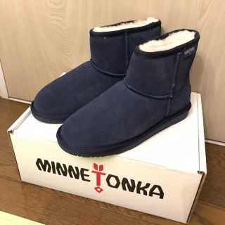 ミネトンカ(Minnetonka)の【新品！！】ミネトンカ ムートンブーツ ネイビー 24cm(ブーツ)