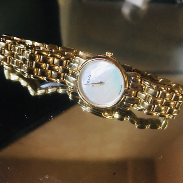 Gucci(グッチ)の💕joy様専用GUCCIホワイトシェルが綺麗です正規品💕 レディースのファッション小物(腕時計)の商品写真
