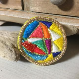 刺繍ブローチ カラフルな月(コサージュ/ブローチ)