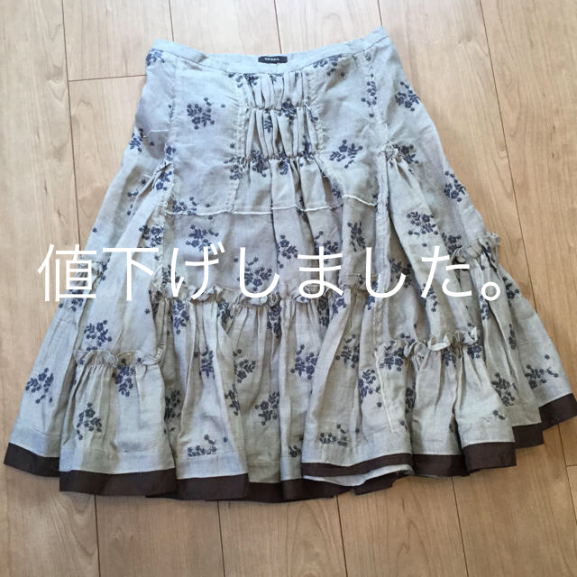 mina perhonen(ミナペルホネン)のTOCCAの刺繍スカートです。  レディースのスカート(ひざ丈スカート)の商品写真