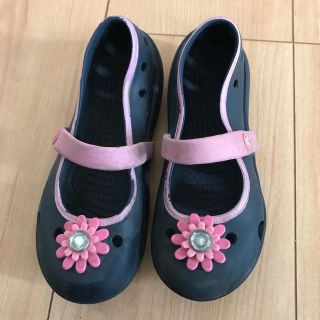 クロックス(crocs)のクロックス 女の子用 お花付きバレエシューズ(サンダル)