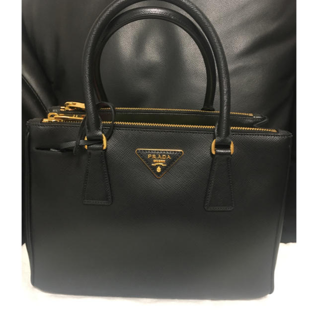PRADA(プラダ)のプラダ サフィアーノ  ブラック レディースのバッグ(ハンドバッグ)の商品写真