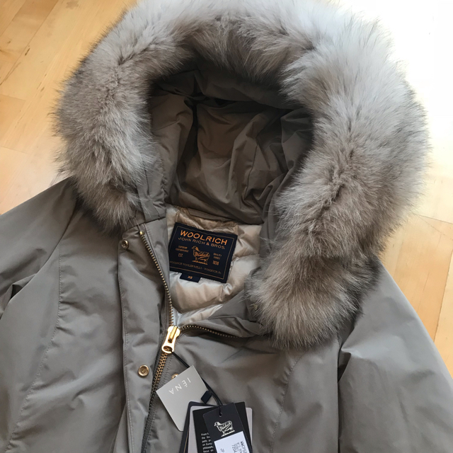 IENA(イエナ)のWOOLRICH*IENA 別注 BOW BRIDGEダウンコート レディースのジャケット/アウター(ダウンコート)の商品写真