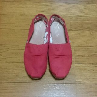 トムズ(TOMS)の美品 TOMS ☆ トムズ 赤 レッド w8(スリッポン/モカシン)