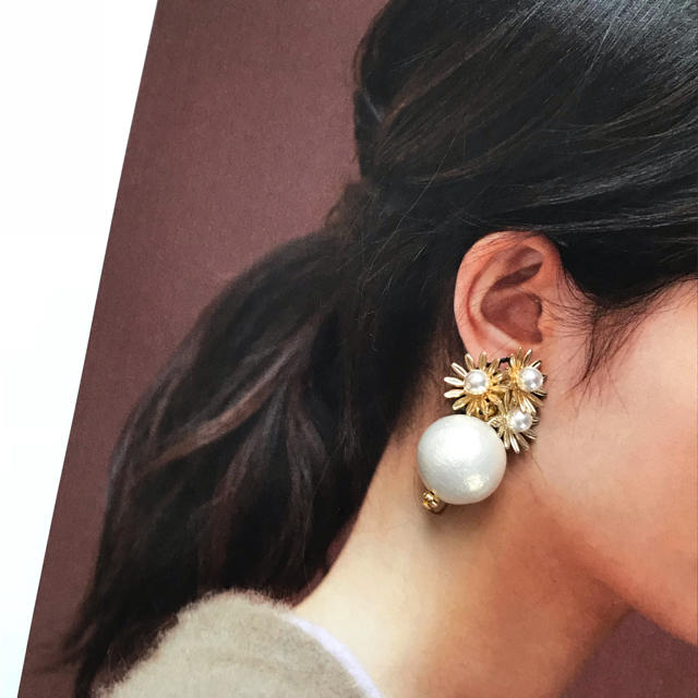 ZARA(ザラ)の再∞販 gold flower × pearl pierce ハンドメイドのアクセサリー(ピアス)の商品写真