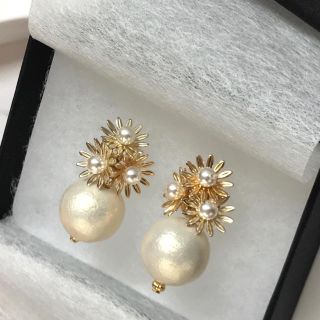 ザラ(ZARA)の再∞販 gold flower × pearl pierce(ピアス)