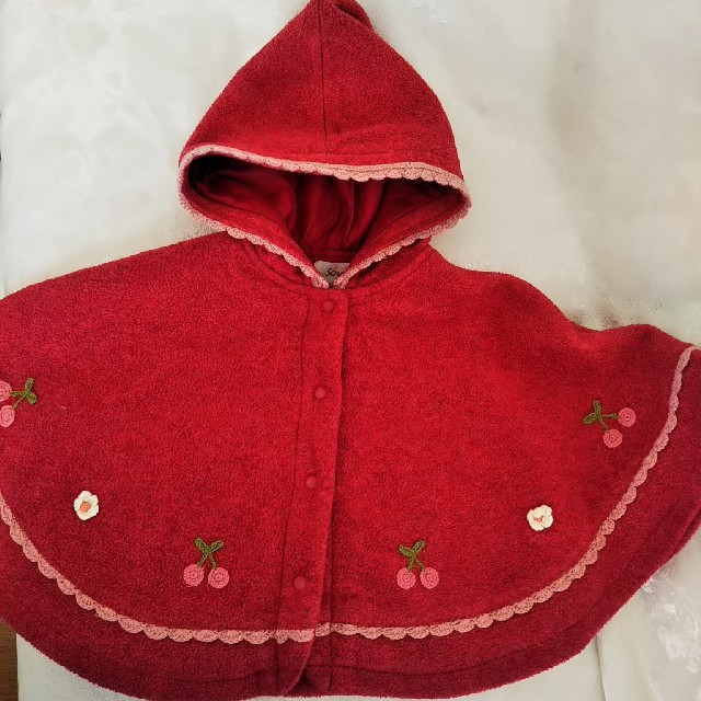 Souris(スーリー)のスーリー ポンチョ 80#90#フリーサイズ  アウター 赤 ケープ キッズ/ベビー/マタニティのベビー服(~85cm)(ジャケット/コート)の商品写真