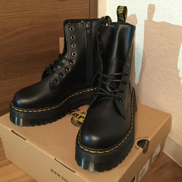 Dr.Martens(ドクターマーチン)の新品未使用！Dr.Martens 8ホール 厚底 UK5 レディースの靴/シューズ(ブーツ)の商品写真