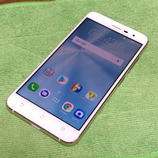 ASUS(エイスース)のASUS ZenFone 3 ZE520KL Android8.0 ホワイト スマホ/家電/カメラのスマートフォン/携帯電話(スマートフォン本体)の商品写真