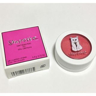 シュウウエムラ(shu uemura)のシュウウエムラ×カール・ラガーフェルド シルク クッションチーク ピンク(チーク)