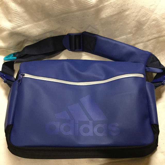 adidas(アディダス)のadidas（アディダス）ショルダーバッグ（DUD42） メンズのバッグ(ショルダーバッグ)の商品写真