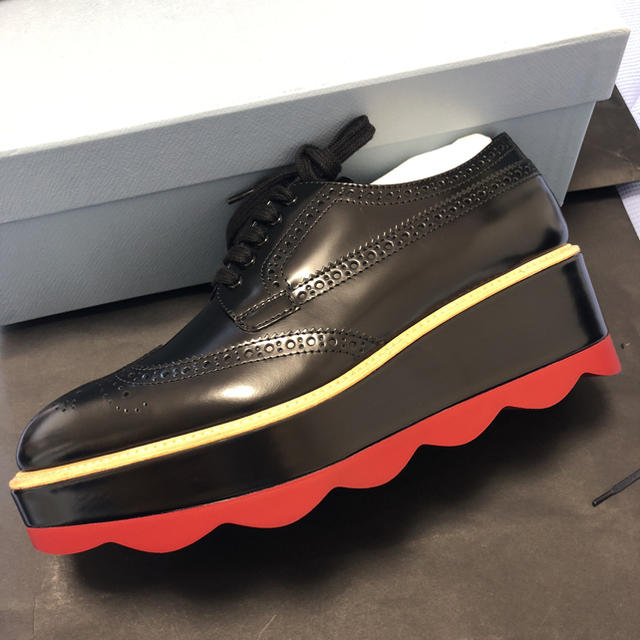 PRADA(プラダ)の年末セール！ 値下げ 新品 PRADA レースアップダービーシューズ レディースの靴/シューズ(ローファー/革靴)の商品写真