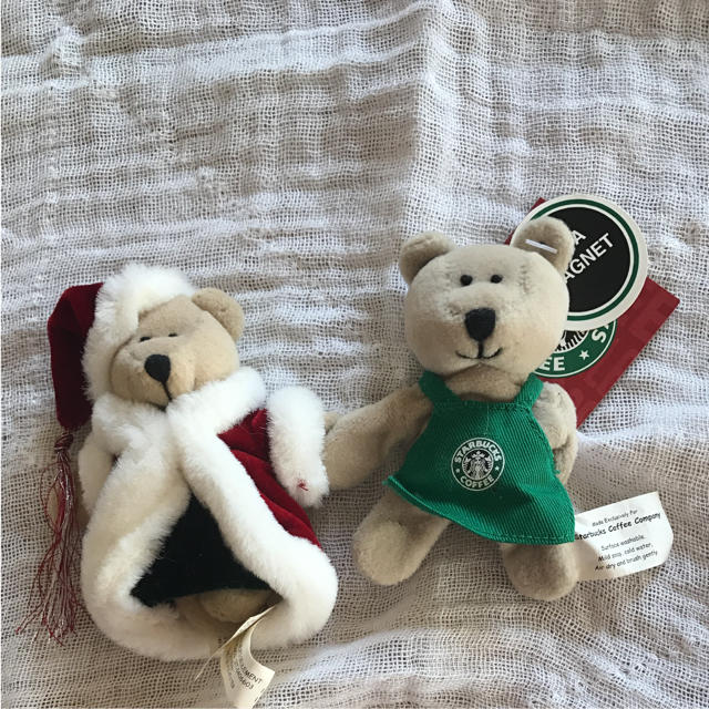 Starbucks Coffee(スターバックスコーヒー)のスターバックスコーヒーの小さなクマ2匹！ エンタメ/ホビーのおもちゃ/ぬいぐるみ(ぬいぐるみ)の商品写真