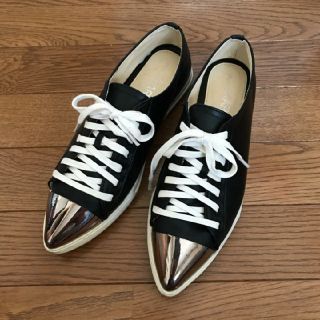 ザラ(ZARA)のポインテッドトゥブラック×シルバースニーカー 24～24.5(スニーカー)