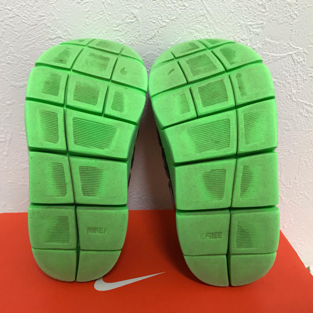 NIKE(ナイキ)のNIKE シューズ キッズ/ベビー/マタニティのキッズ靴/シューズ(15cm~)(スニーカー)の商品写真