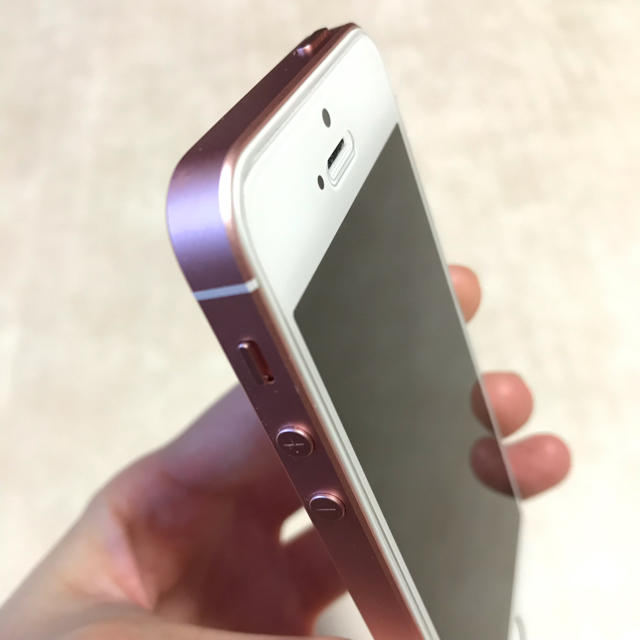 Apple(アップル)のolddog様専用    iPhone SE 64gb rose gold au スマホ/家電/カメラのスマートフォン/携帯電話(スマートフォン本体)の商品写真